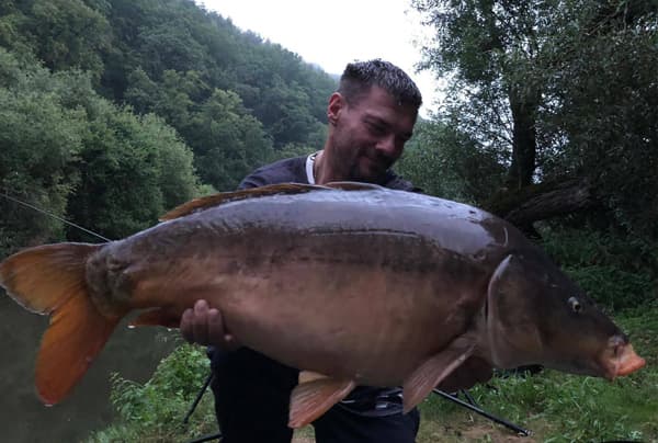 Spiegelkarpfen 39 Pfund am Fluss bei Nacht